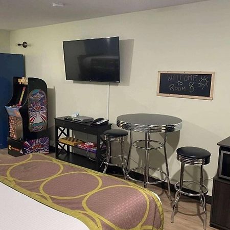 Super 8 By Wyndham Saskatoon Near Saskatoon Airport Hotel Екстериор снимка