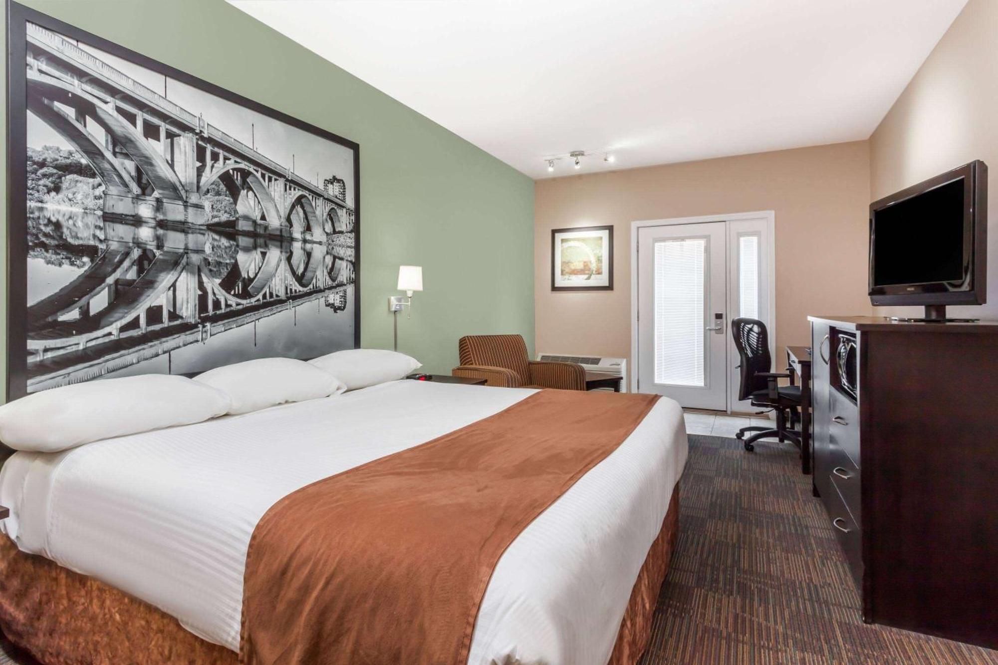 Super 8 By Wyndham Saskatoon Near Saskatoon Airport Hotel Екстериор снимка