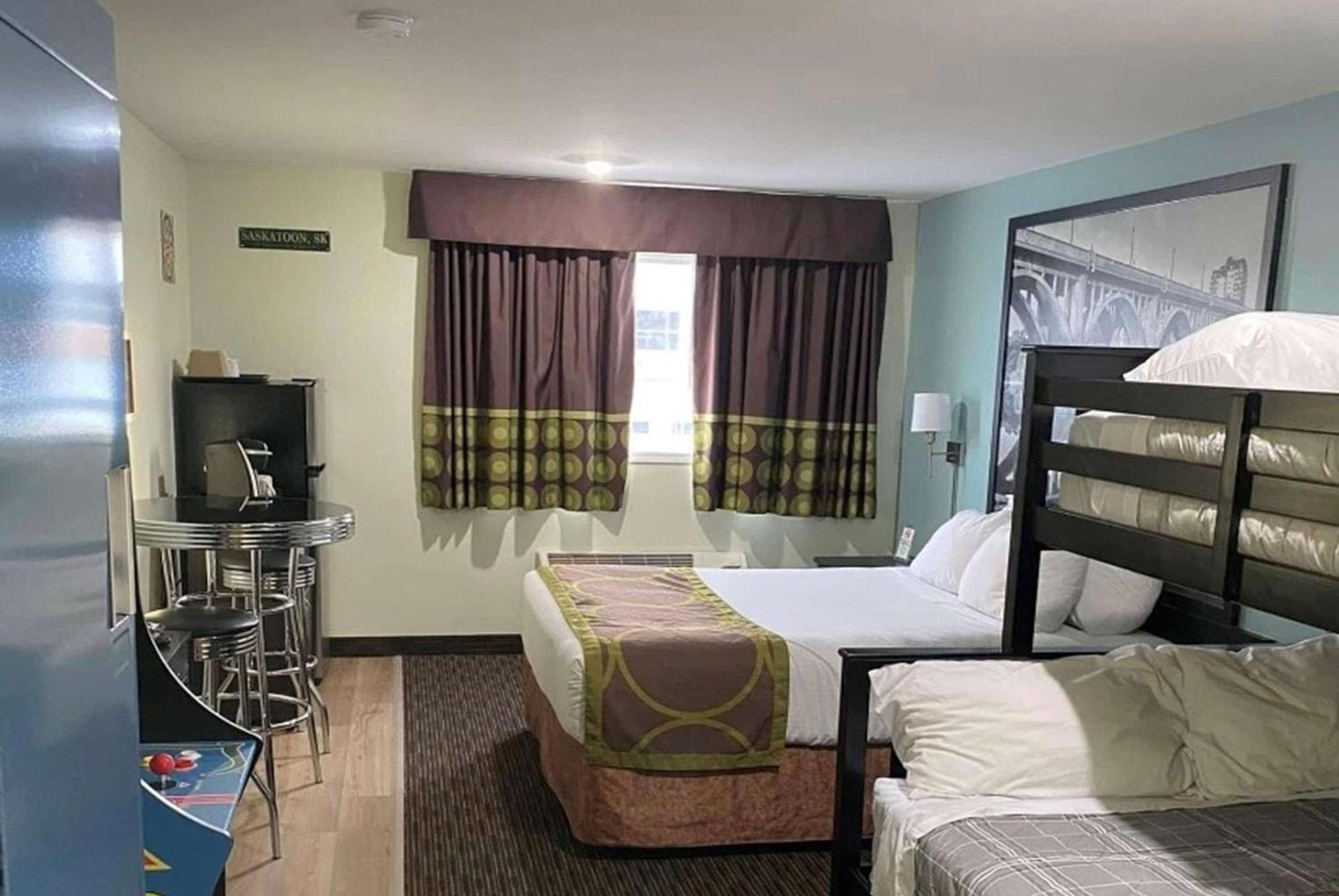 Super 8 By Wyndham Saskatoon Near Saskatoon Airport Hotel Екстериор снимка