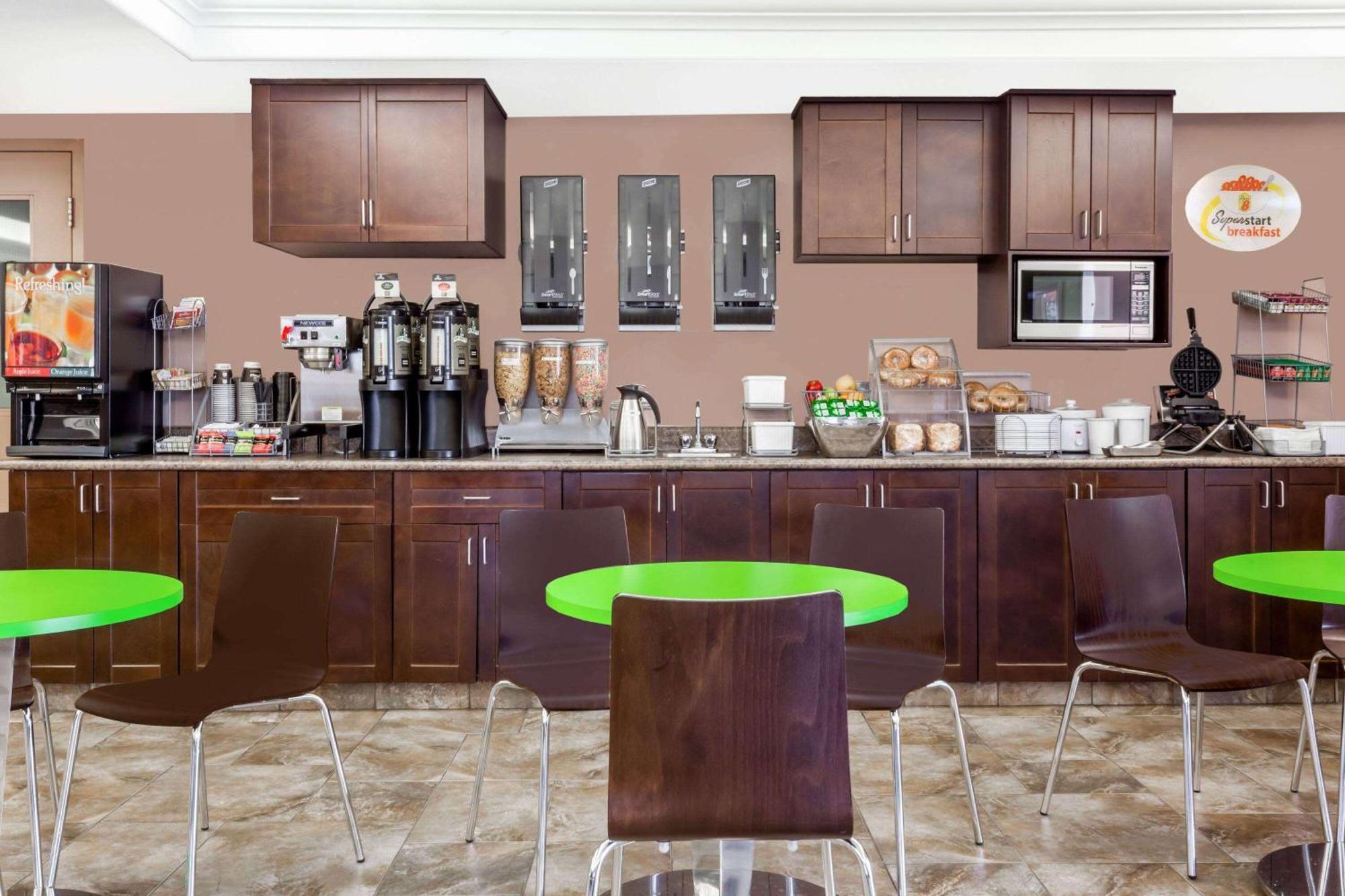 Super 8 By Wyndham Saskatoon Near Saskatoon Airport Hotel Екстериор снимка