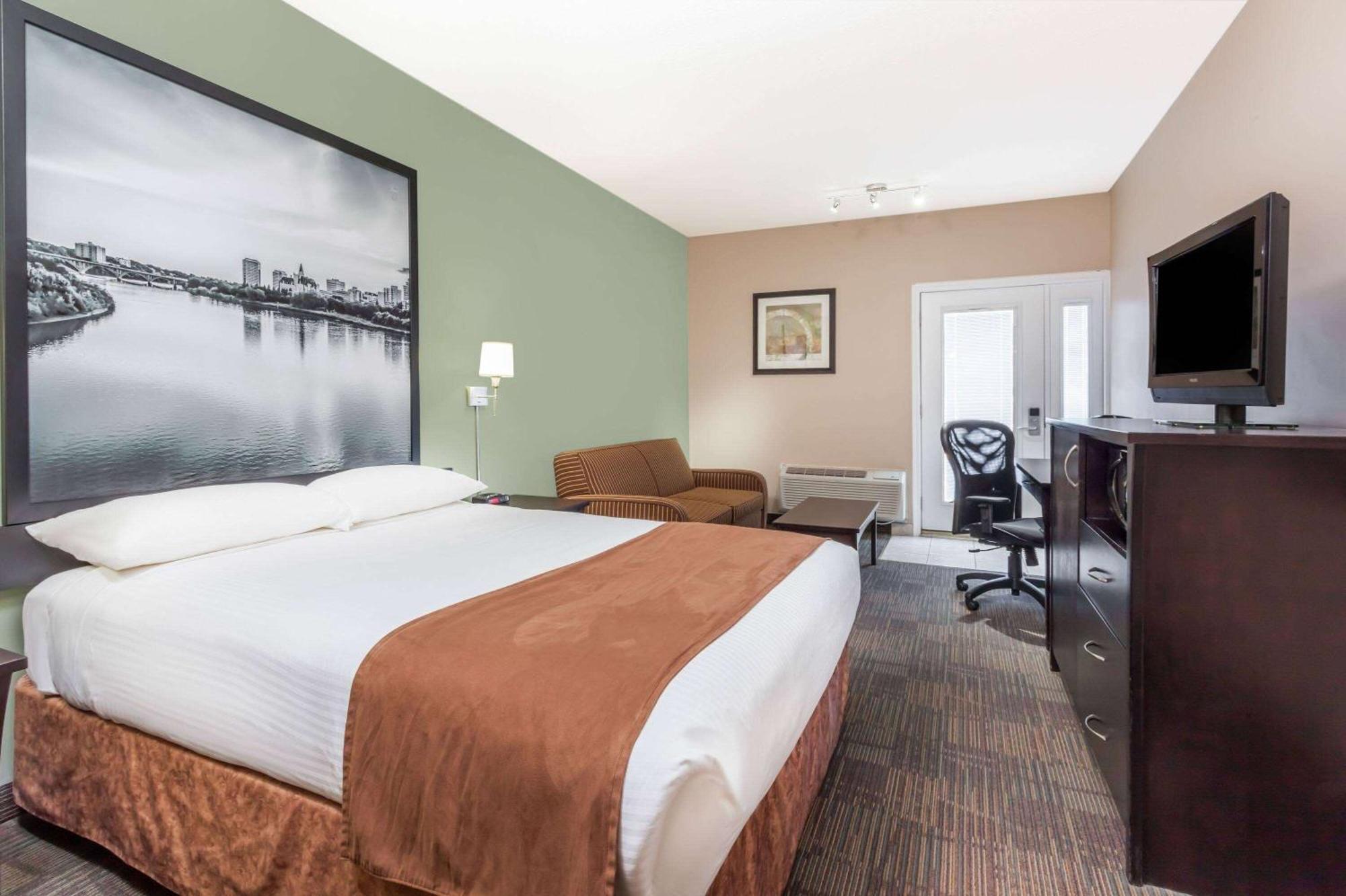 Super 8 By Wyndham Saskatoon Near Saskatoon Airport Hotel Екстериор снимка