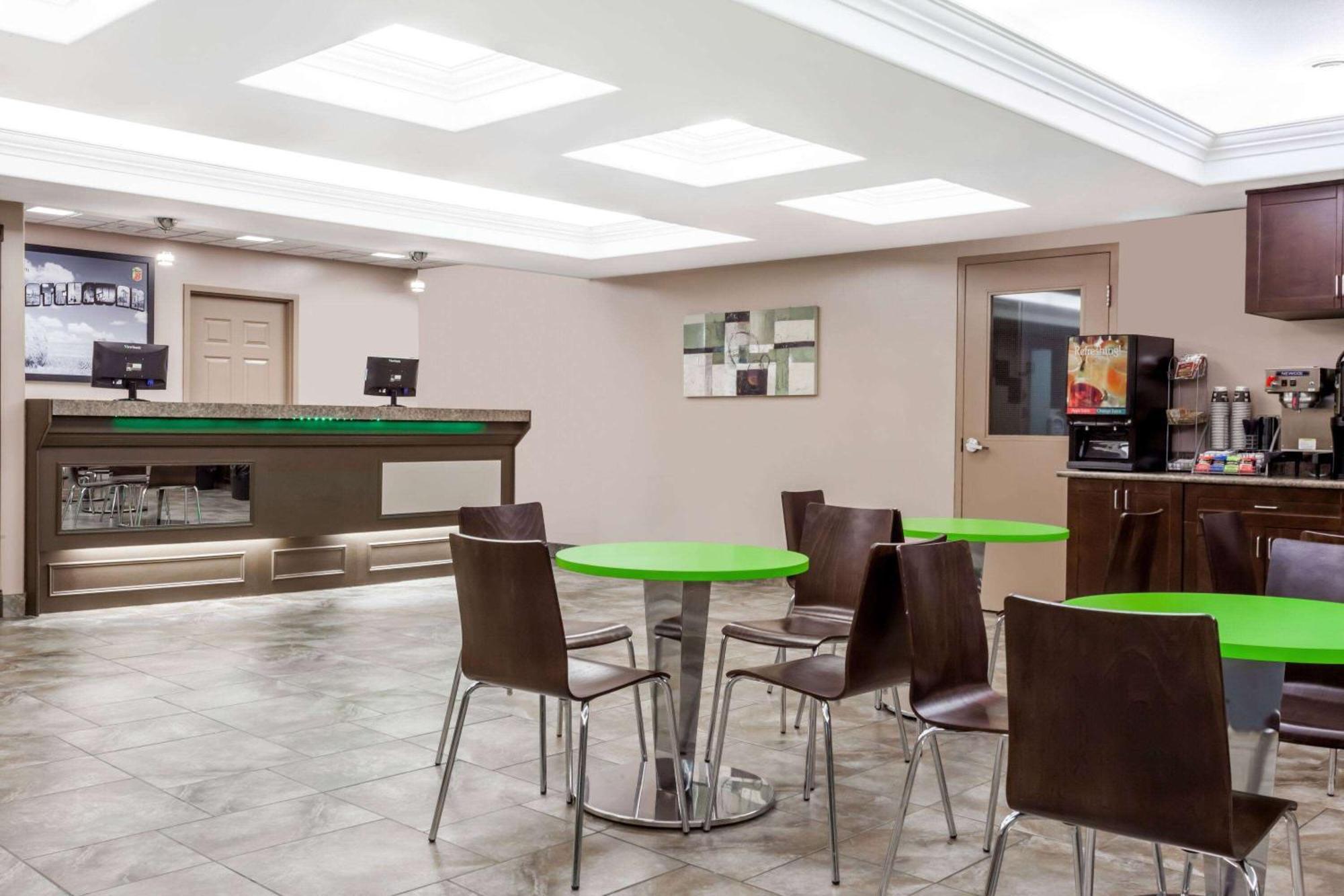 Super 8 By Wyndham Saskatoon Near Saskatoon Airport Hotel Екстериор снимка