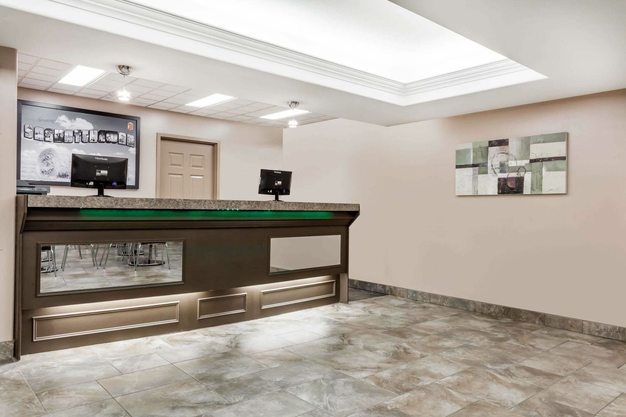 Super 8 By Wyndham Saskatoon Near Saskatoon Airport Hotel Екстериор снимка
