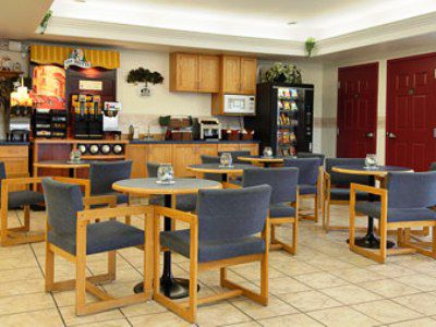 Super 8 By Wyndham Saskatoon Near Saskatoon Airport Hotel Ресторант снимка